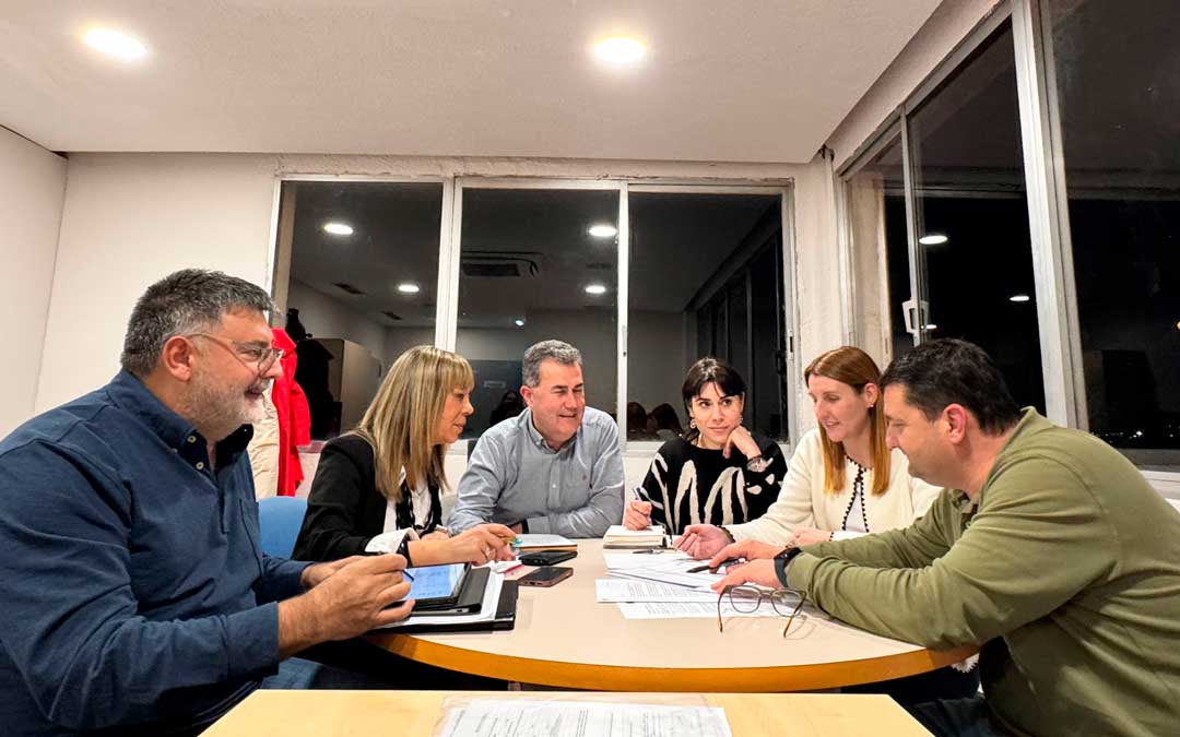 Algunos de los ediles del PP durante la redacción de los presupuestos./ AYTO ALCAÑIZ
