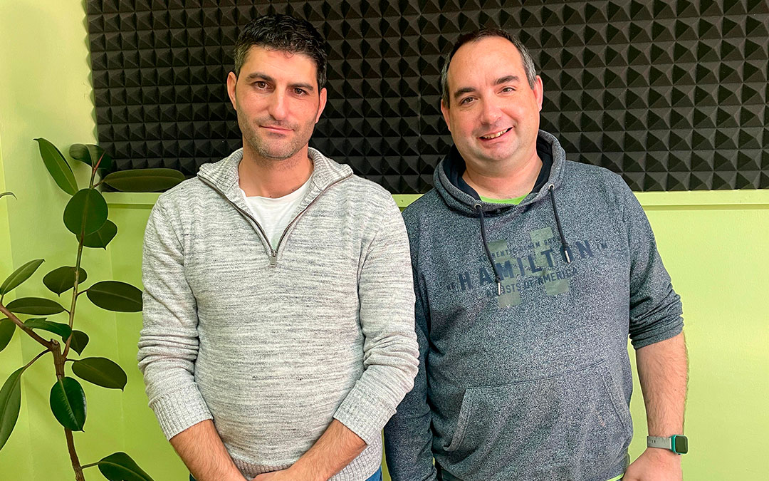 Francisco Repollés y Carlos Fuster en Radio Caspe./ S.F.