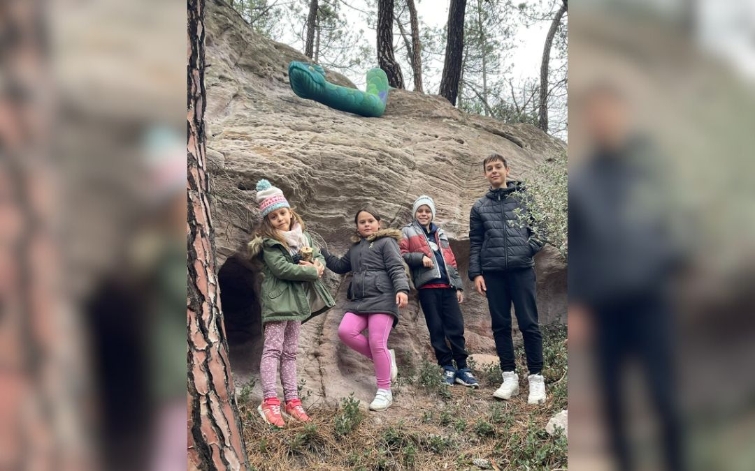 Los seres mitológicos se sitúan entre rocas y areniscas de Gargallo./ L. Castillo.