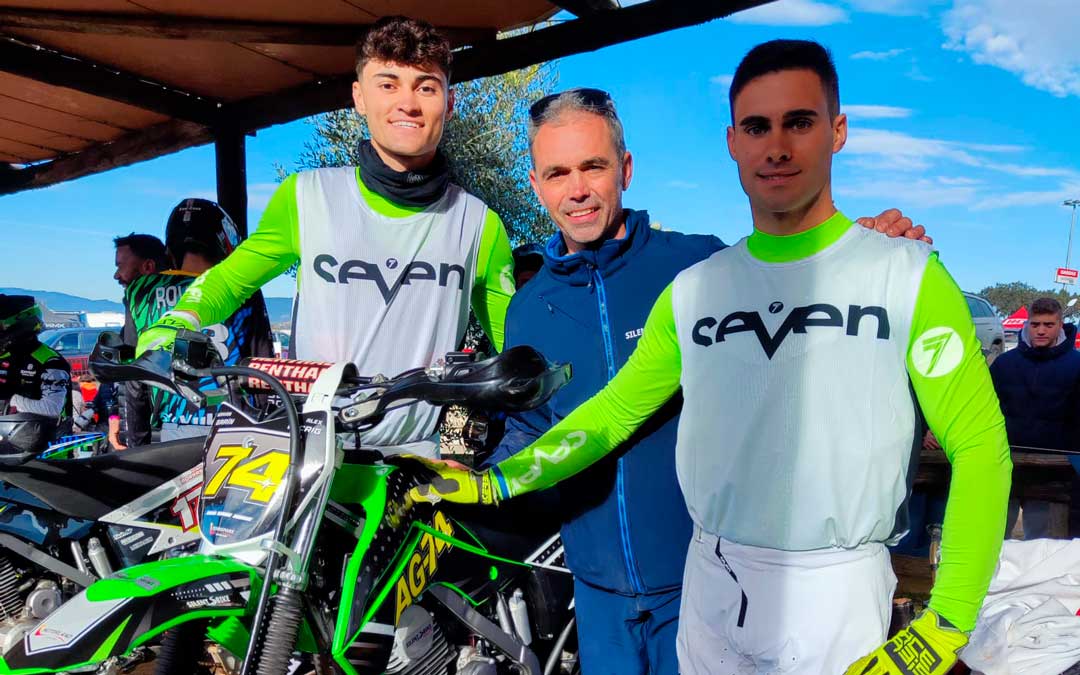 El piloto alcañizano Adrián Garín junto con su compañero Alex Escrig, piloto de Moto2./ Adrián Garín
