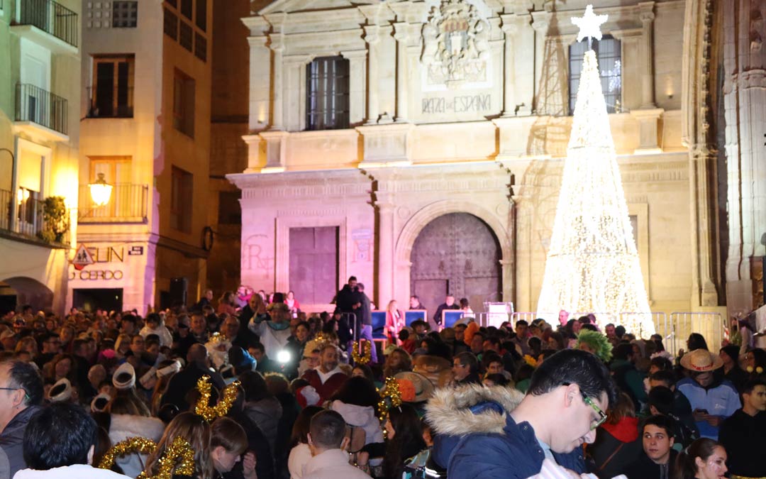 La plaza se llenó de gente para recibir a Sus Majestades./ Sandra Jiménez