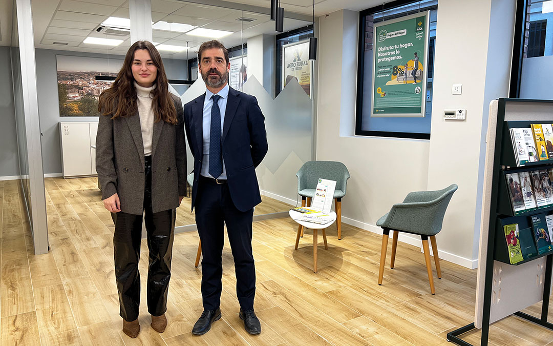 Personal de Caja Rural de Teruel en Híjar. / Caja Rural