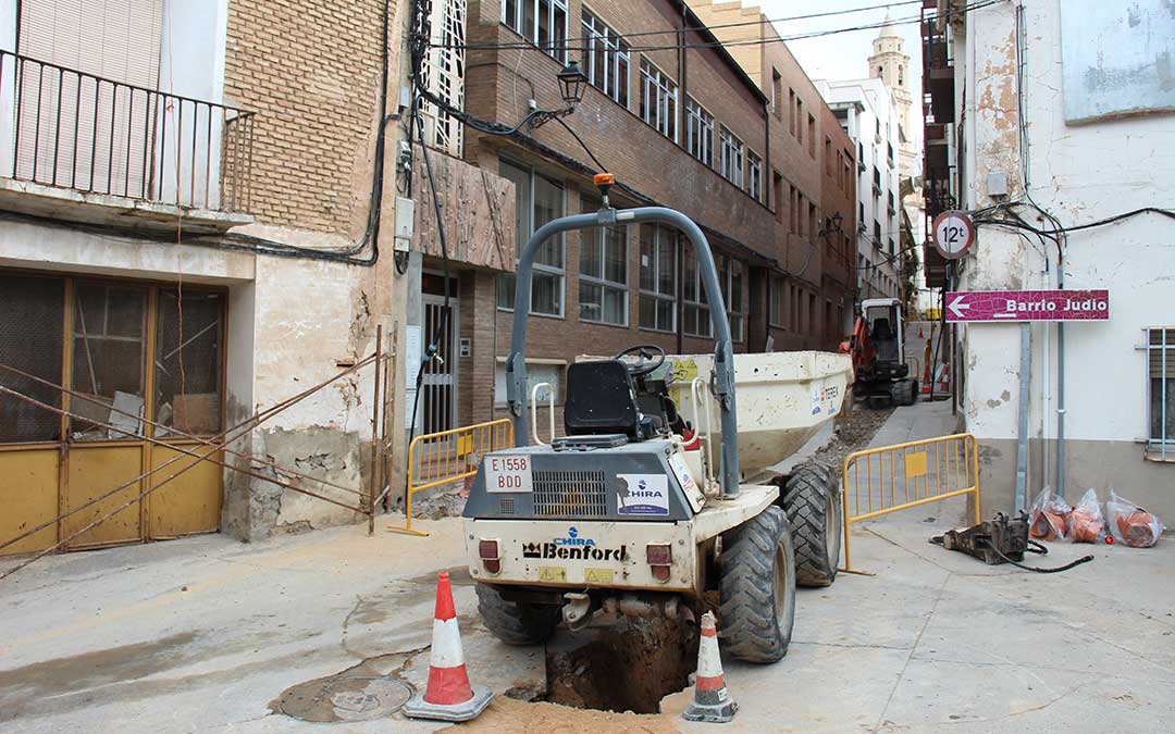 Obras en la calle Otal de Híjar esquina con avenida del Carmen. / B. Severino