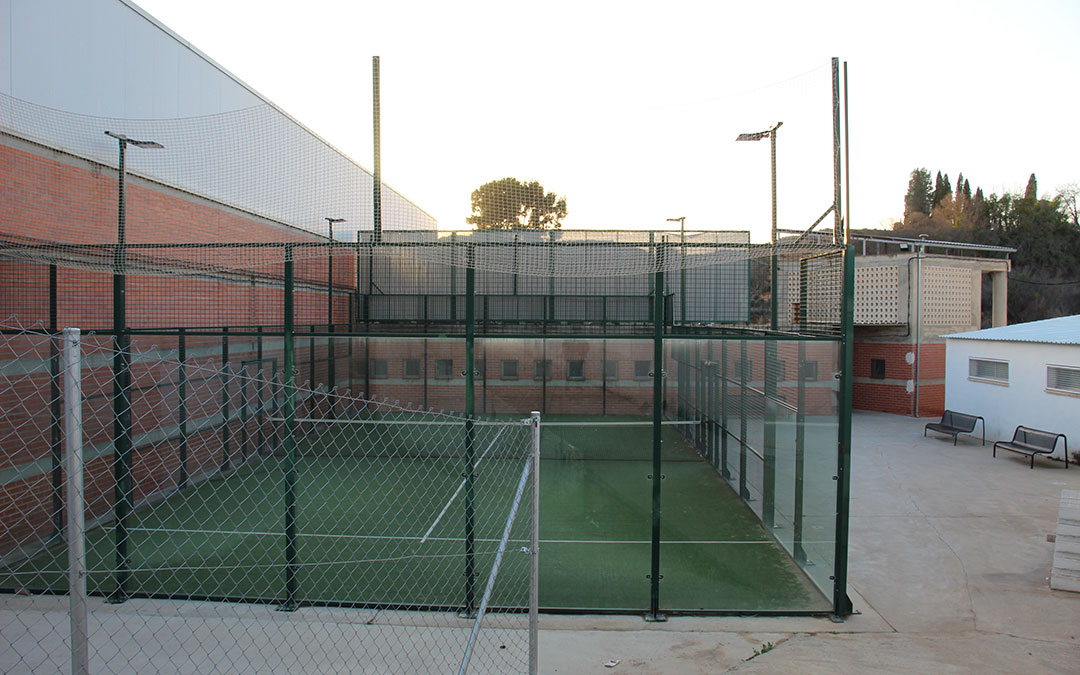 La pista de pádel en Híjar funciona desde 2017 junto al polideportivo, el gimnasio y las piscinas. / B.Severino