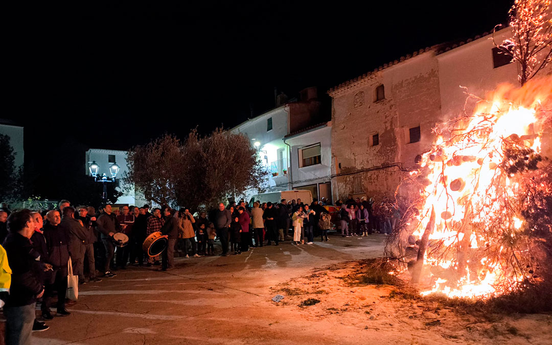 La hoguera, montada por los vecinos, ardió al caer la noche. / Marta Lanuza - EsHíjar