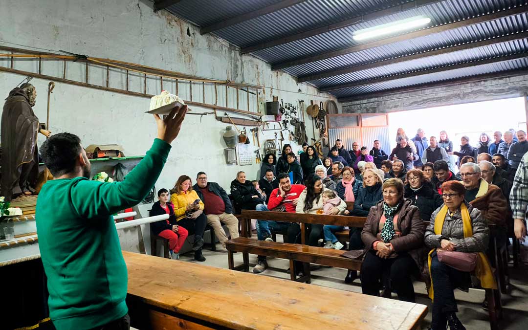 Un momento de la rifa en el almacén de la plaza de San Antón, donde los pasteles volvieron a triunfar. / Marta Lanuza - EsHíjar