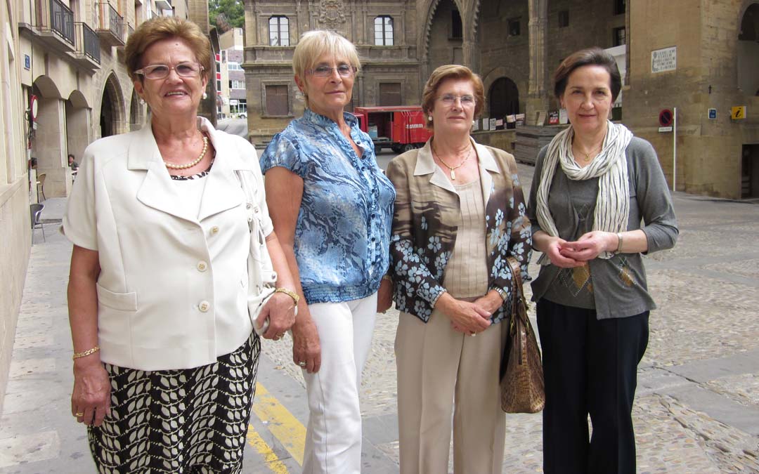 Imagen de archivo. Cuatro mujeres que dedicaron gran parte de su vida a la hostelería alcañizana fueron homenajeadas en 2011: Ángela Egea Falo (El Trillero), Teresa Hernández Figols (Hotel Calpe), Tremedal Bel Alegre (Hotel Meseguer) y Vicentina Calvo Capsi (Hotel Guadalope)./ La COMARCA