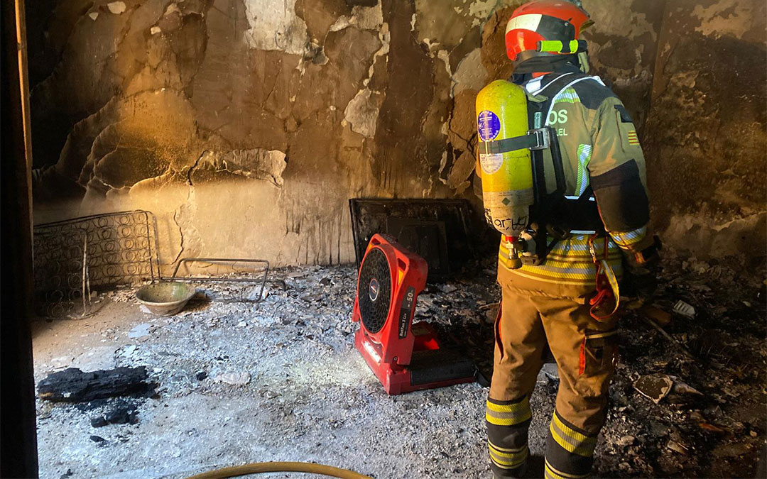 Los bomberos de la DPT han sofocado el incendio originado en una chimenea de una casa en La Fresneda./ DPT