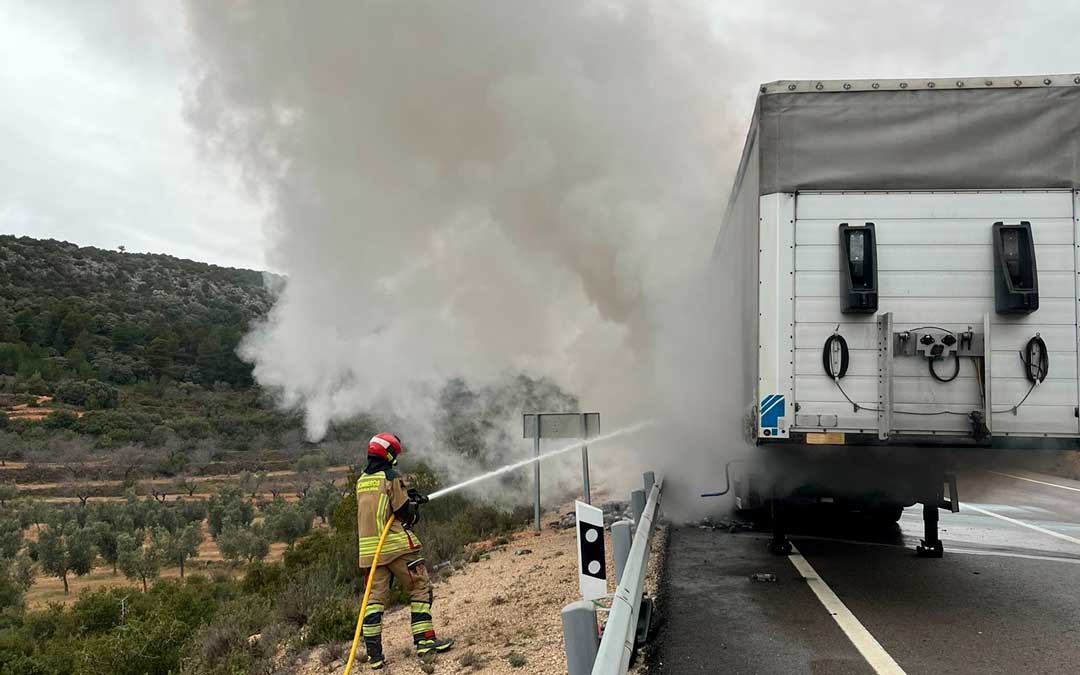 Momento de la extinción del incendio que se ha originado en el vehículo./ DPT