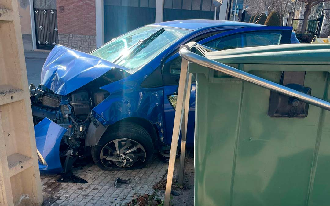 El vehículo quedó siniestrado encima de la acerca tras el accidente./ La COMARCA