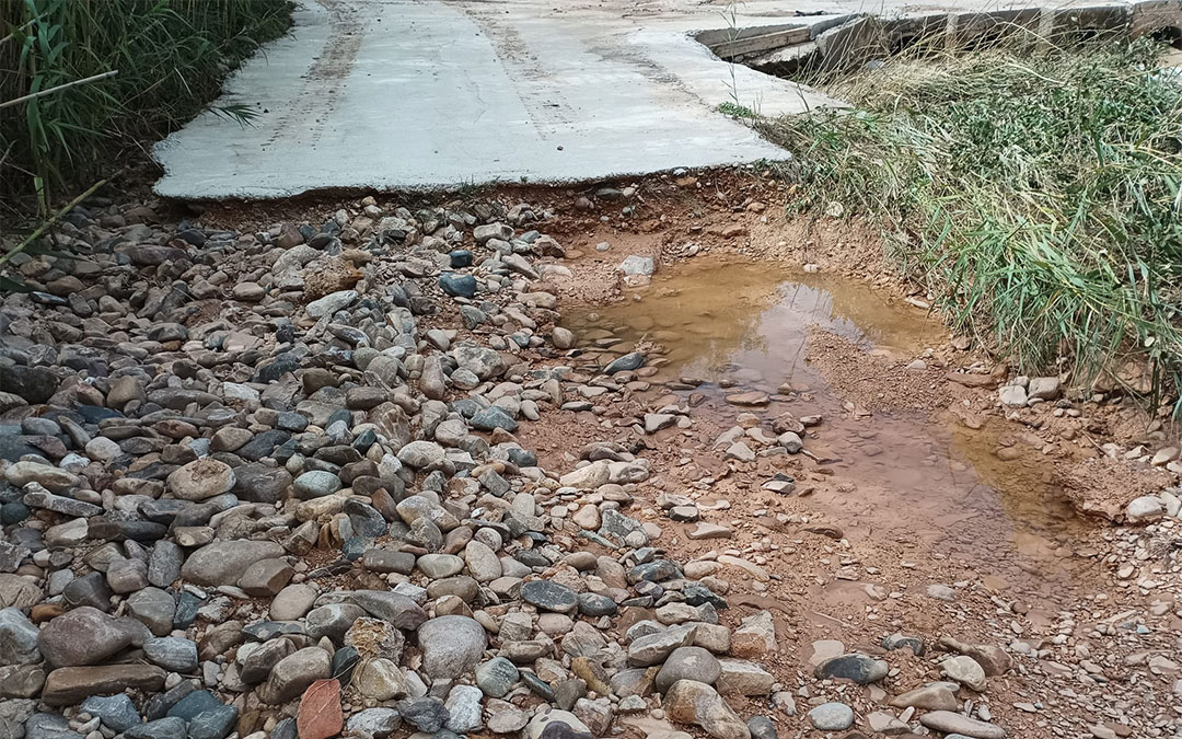 Uno de los caminos destrozados por la última dana en Jatiel da acceso a una vivienda y sus propietarios tienen que ir a pie porque no pueden circular vehículos./ Ayuntamiento de Jatiel