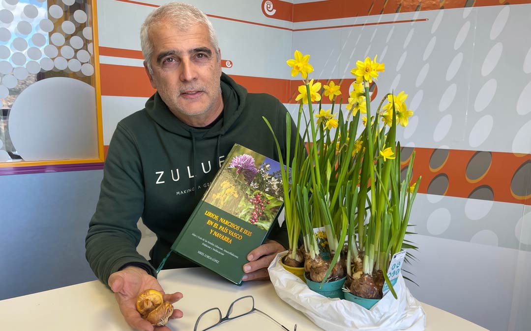 Javier Carela, botánico de Agrojardín, en los estudios de Radio La Comarca./ La COMARCA