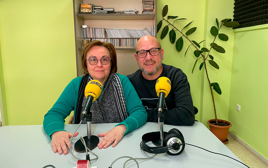 Javier Garcés y María Pilar Lasheras en Radio Caspe./ S.F.