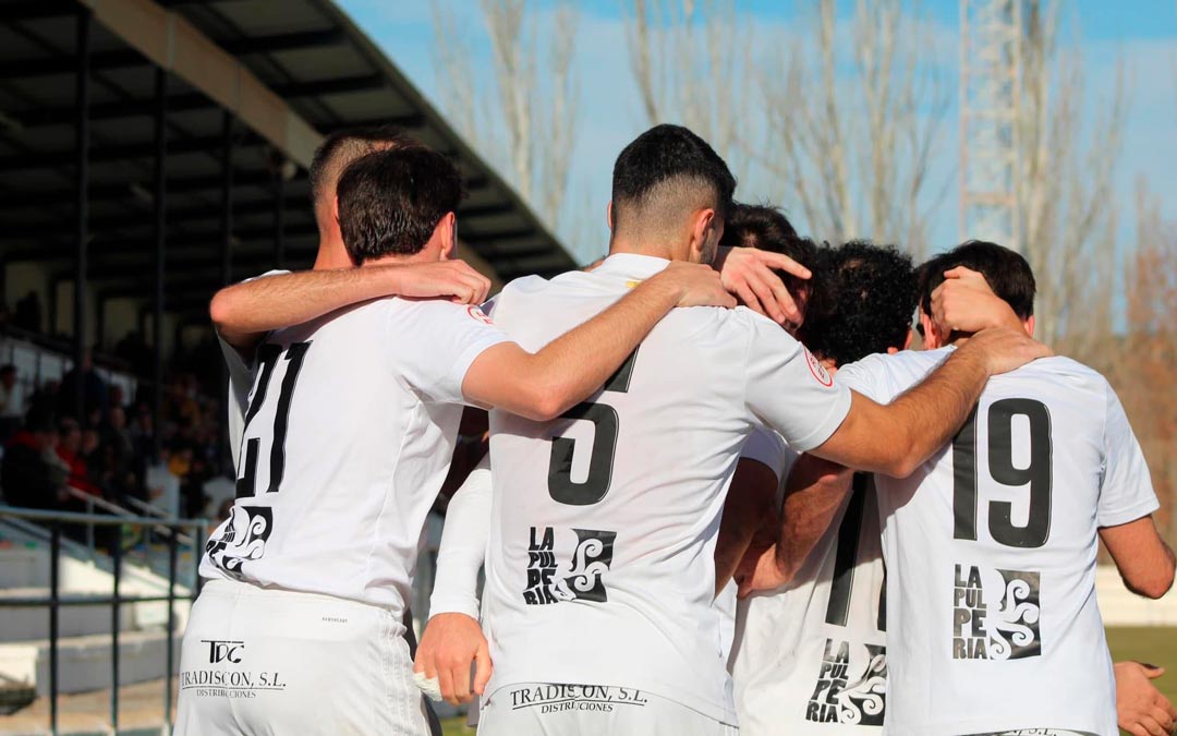 Los jugadores del Andorra C.F. celebrando la victoria en casa./ Iñaki Blasco