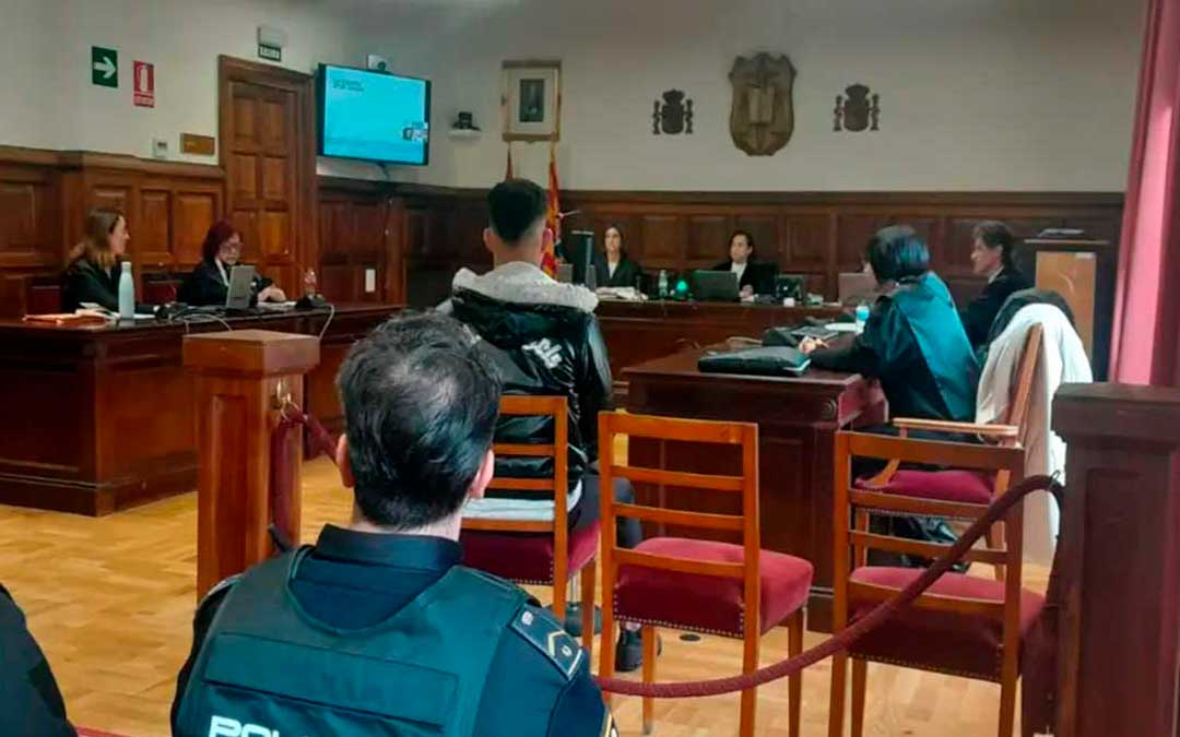 Amine G., de espaldas, en el banquillo de los acusados, el pasado 3 de diciembre, cuando se celebró el juicio./ Heraldo