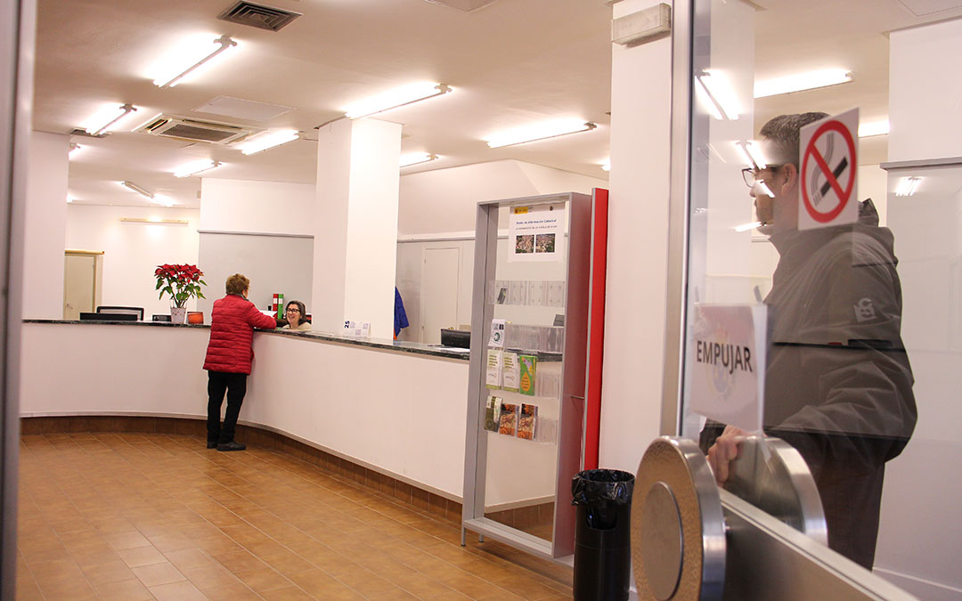 El alcalde Pedro Bello abre la puerta «del antiguo Banco Santander», el local en la plaza al que se han trasladado. / B. Severino
