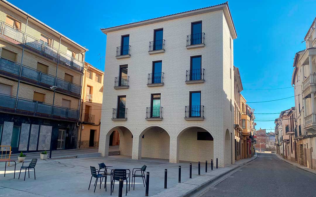 La Puebla de Híjar ha edificado viviendas de alquiler social en la plaza. / Ayto. La Puebla