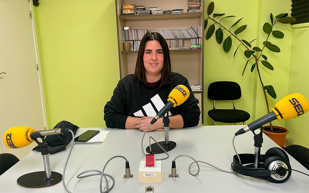 Laura Guardia en Radio Caspe./ S.F.