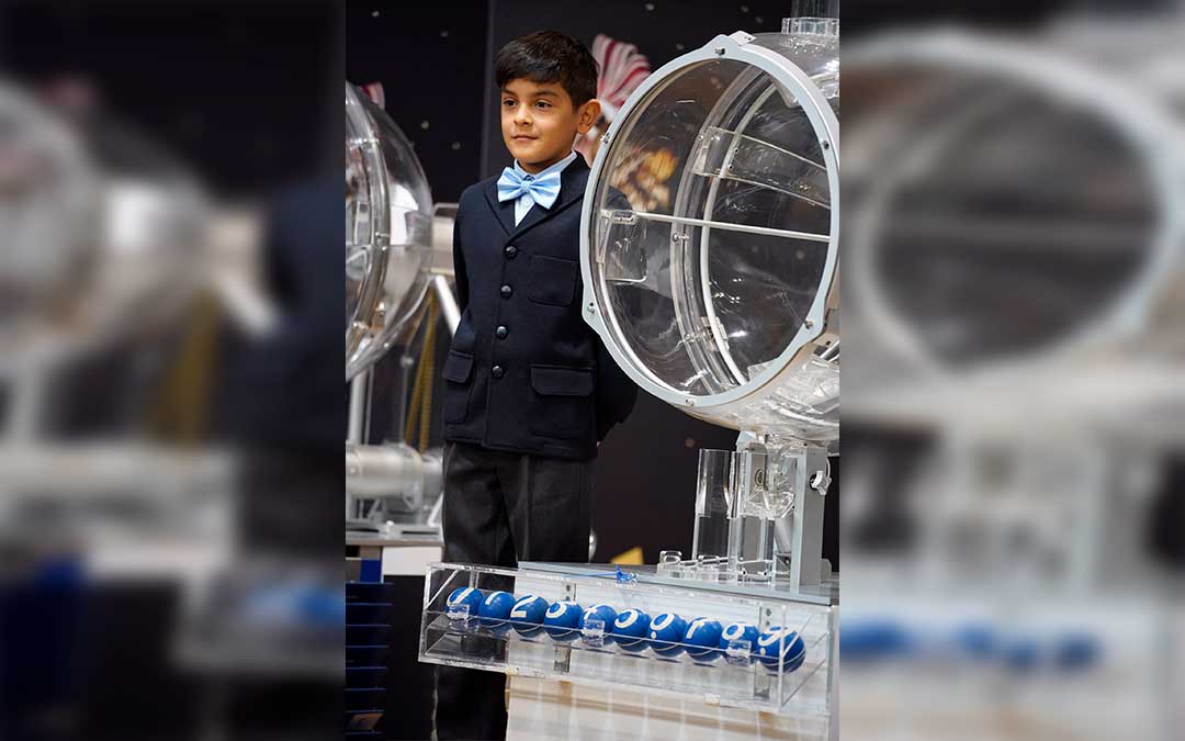 Uno de los niños de San Ildefonso en la loterial el Niño de 2025./ LOTERÍAS Y APUESTAS DEL ESTADO