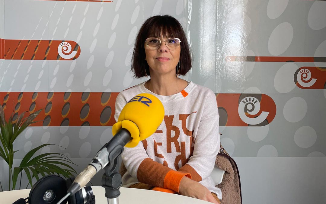 Lupe Martínez, responsable de la Cámara de Comercio de Teruel en Alcañiz, en los estudios de Radio La Comarca./ La COMARCA