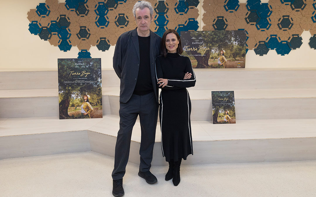 El director Miguel Santesmases y la protagonista Aitana Sánchez-Gijón en la presentación de 'Tierra Baja' a medios./ Nacho López