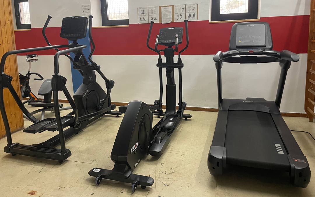 La sala de musculatura del Polideportivo de Alcañiz luce un 'lavado de cara' con unas paredes renovadas./ L.C.
