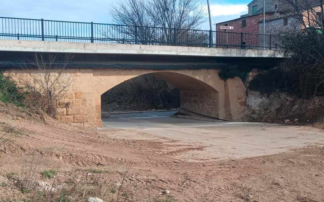 La calzada del puente de Mazaleón reparada tras el paso de la DANA./ M.J.