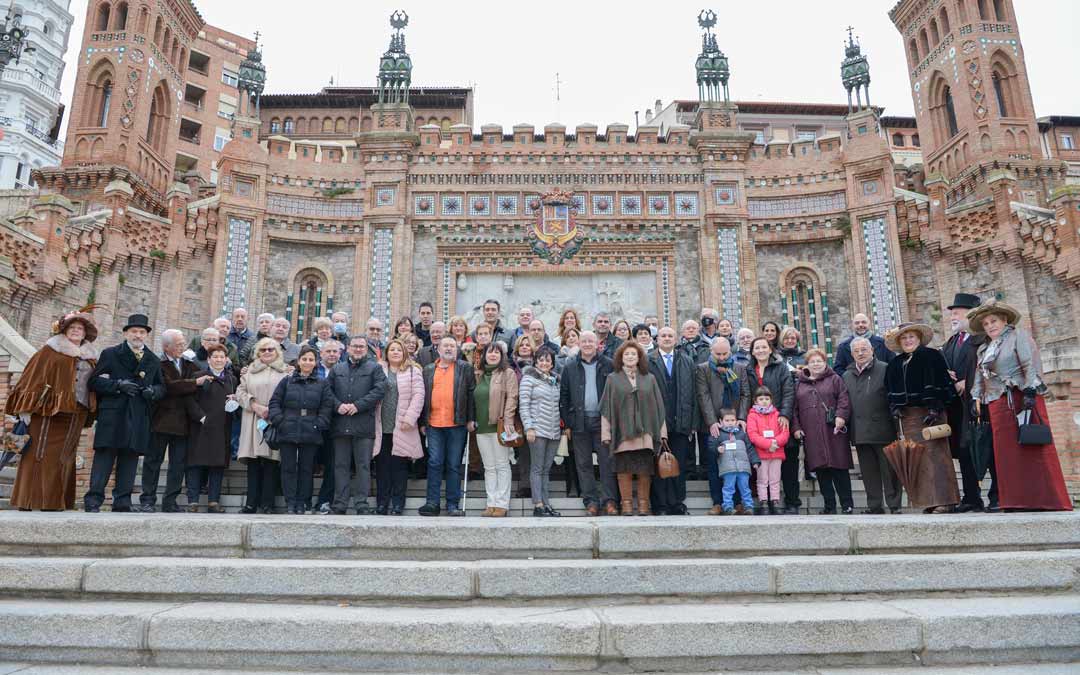 Foto de archivo de algunos de los galardonados en la edición de 2021 posando en la Escalinata del Óvalo./ Medalla de los Amantes