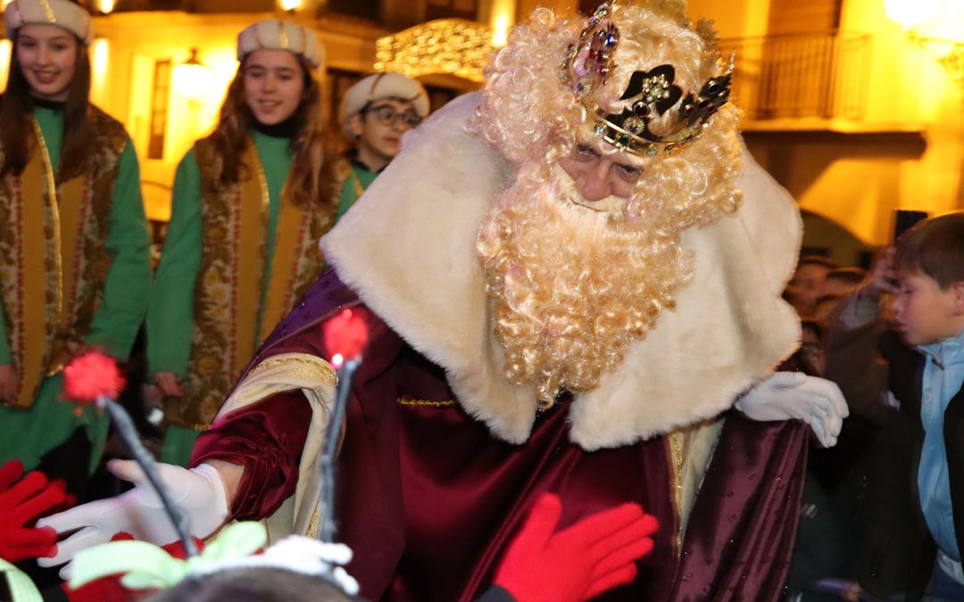 Melchor saludando a los más pequeños en su llegada a la Plaza España de Alcañiz./ Sandra Jiménez
