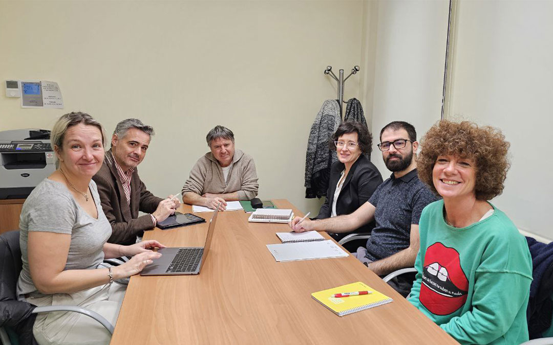 Fotografía de una reunión de la mesa, con representantes de las distintas entidades participantes./ DPT