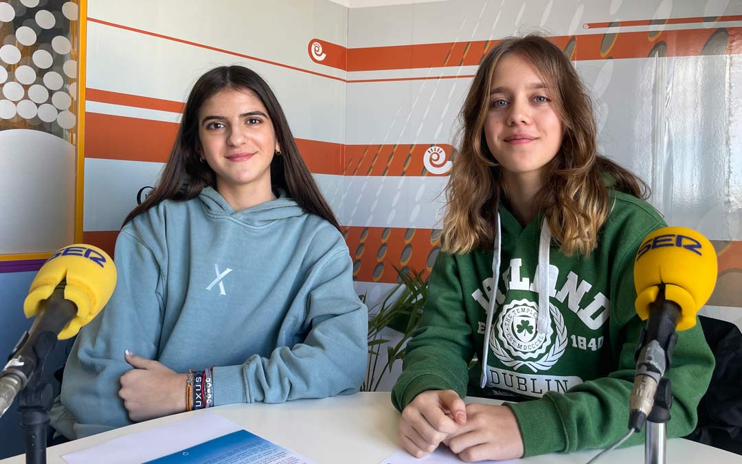 Claudia Martínez y Paula Joven, alumnas del Colegio San Valero ganadoras del concurso de micorrelatos ‘Jóvenes con mucho que contar’./ La COMARCA