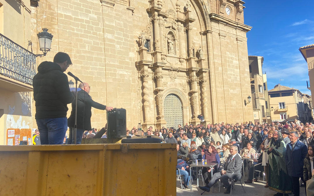 Plaza abarrotada para escuchar al masino, Luis Borrás, recitar la Mochiganga de 2025. / A.Z