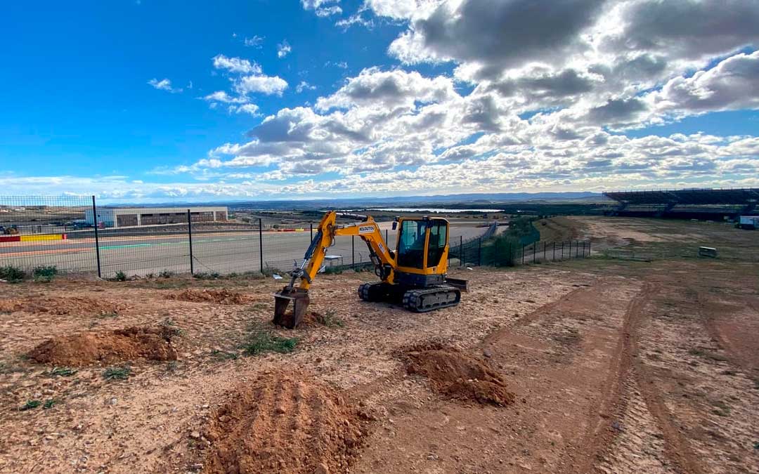 Imagen de los primeros trabajos de reforestación en el entorno del circuito./ MOTORLAND ARAGÓN