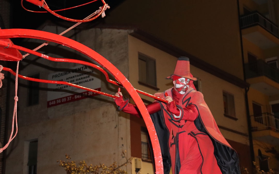 Un participante durante la cabalgata a su paso por la Avenida Aragón./ Sandra Jiménez