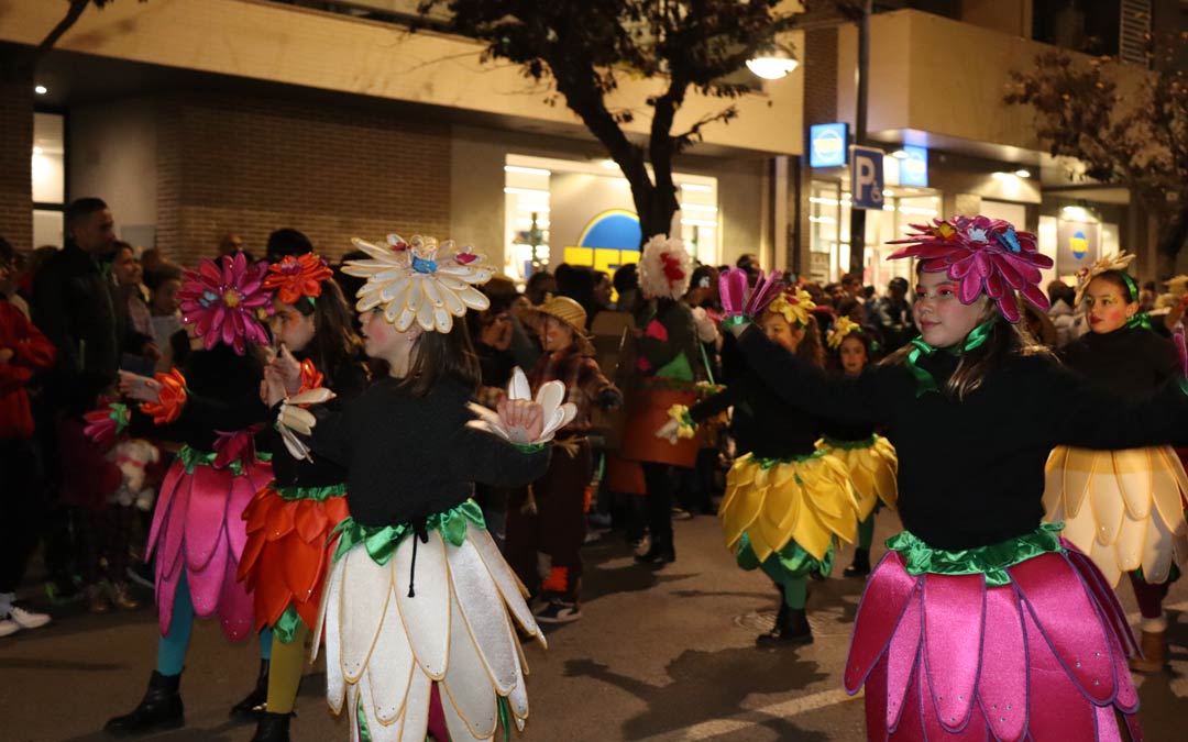 Chicas de los Scouts bailaron durante todo el recorrido de la cabalgata./ Sandra Jiménez