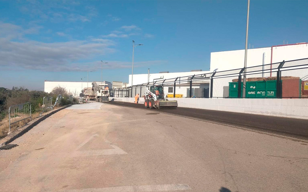 Últimos trabajos en el vial de acceso a Adidas en el polígono Los Arcos./ Ayto. Caspe