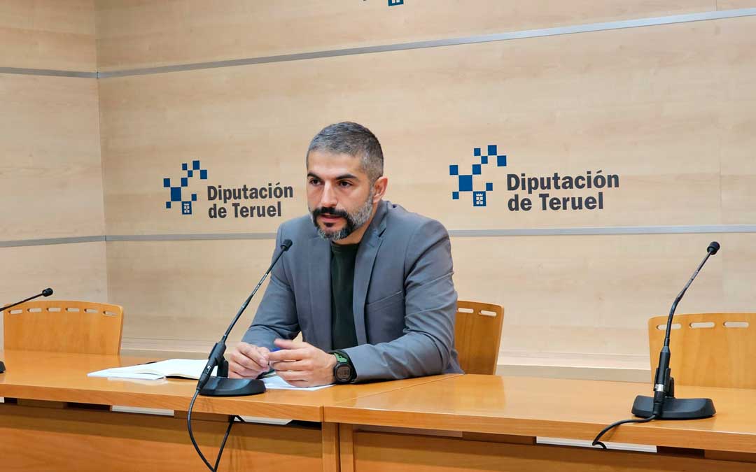 El diputado Antonio Abad durante la presentación este lunes en rueda de prensa del nuevo servicio./ DPT