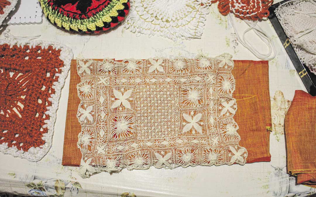 Tapete original del que extrae los modelos a trasladar de encaje de Tenerife. / B. Severino