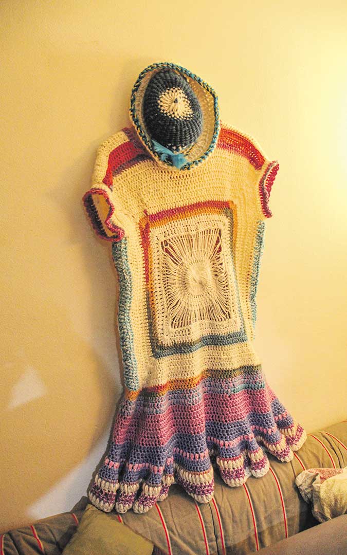Gorro y vestido con el encaje de Tenerife adaptado. / B. Severino