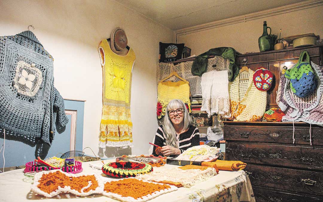 Carmen Monfà en Oliete rodeada de la coloridas prendas que crea a base del encaje de Tenerife. / B. Severino