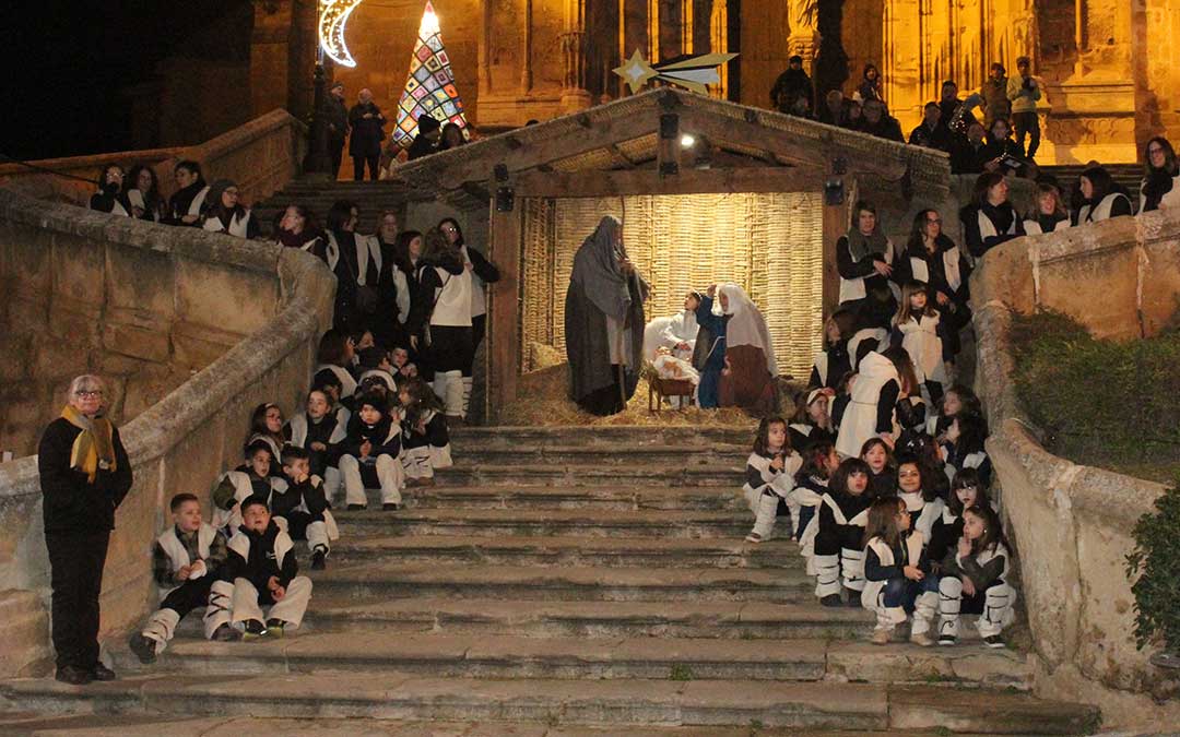 Nacimiento y los pastorcillos en la escalinata de la Colegiata / L.C.