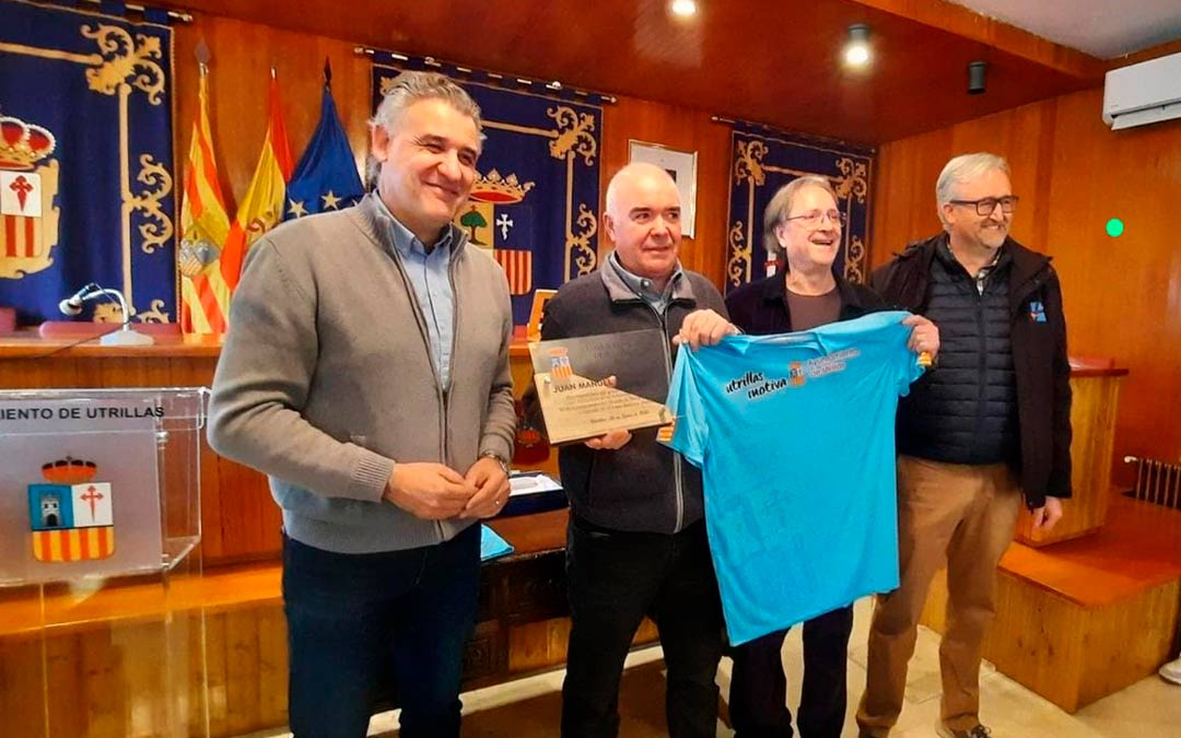 Juan Manuel Losa junto con el alcalde de Utrillas y representantes de la Federación Aragonesa de Pesca./ Ayto. Utrillas