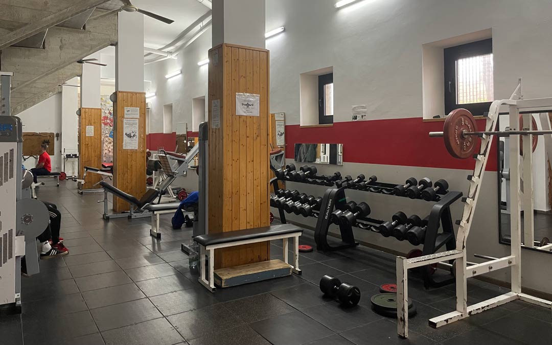 La sala de musculatura del Polideportivo de Alcañiz luce un 'lavado de cara' con unas paredes renovadas./ L.C.