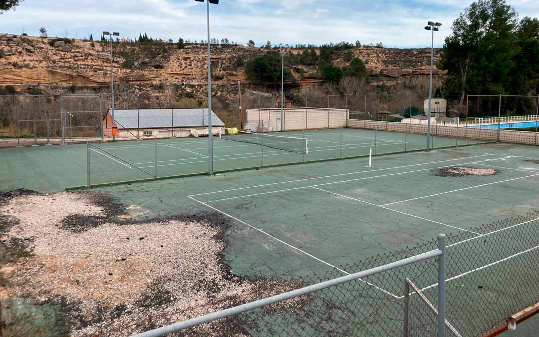 Las pistas de tenis de Alcañiz comenzarán su proceso de obras este año./ La Comarca