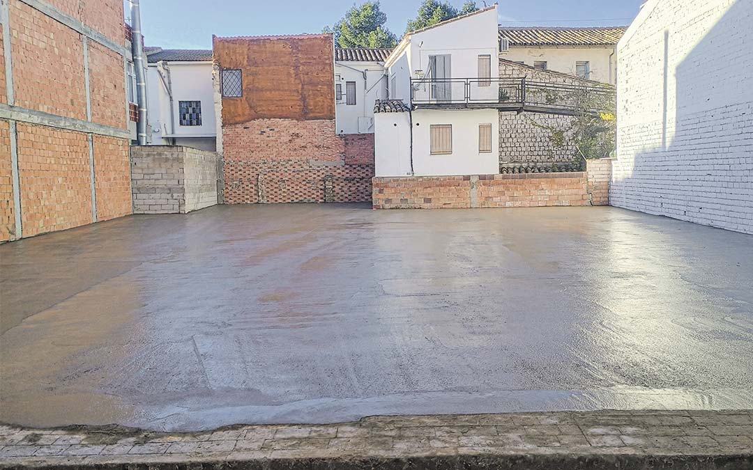 El solar de la calle Jardiel ya asfaltado para albergar nuevas plazas de estacionamiento de vehículos./ EsHijar