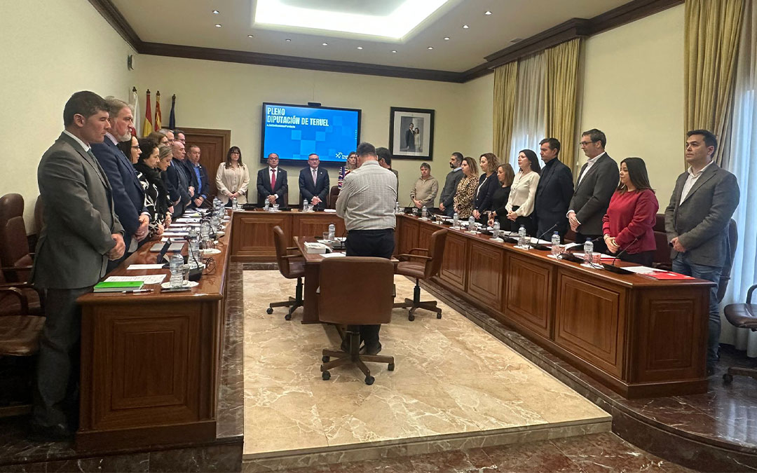 El pleno guardó un minuto de silencio por el fallecimiento del alcalde de Bea, Víctor Nuño./ DPT