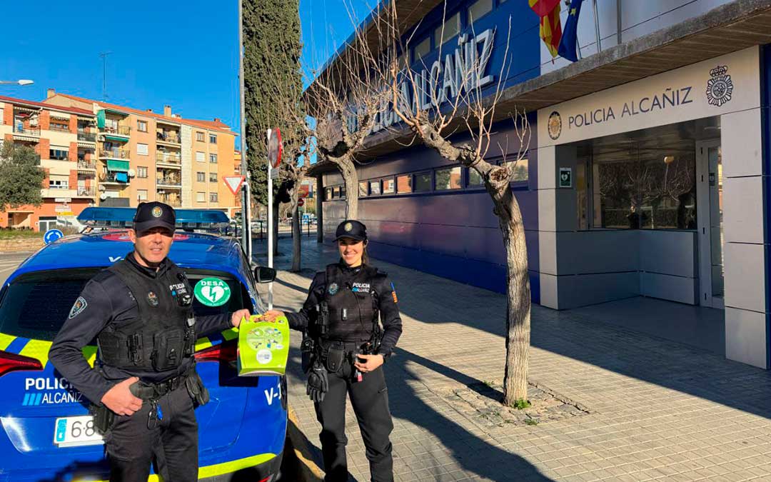 Los dos agentes alcañizanos con el desfibrilador con el que salvaron la vida a un hombre / Ayto.