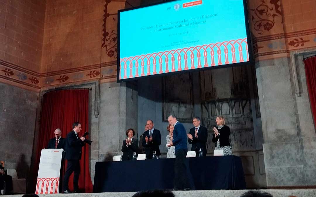 El presidente, Manuel Siurana, recogiendo el premio./ Valderrobres Patrimonial