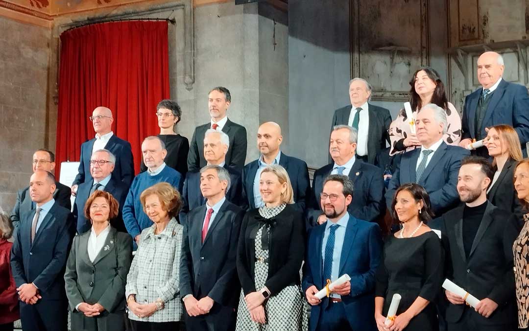 Manuel Siurana junto al resto de premiados y la reina Sofía./ Valderrobres Patrimonial