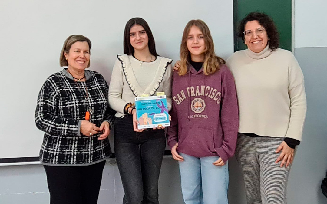Claudia Martínez y Paula Joven del colegio San Valero de Alcañiz, junto al reconocimiento. /Colegio san valero